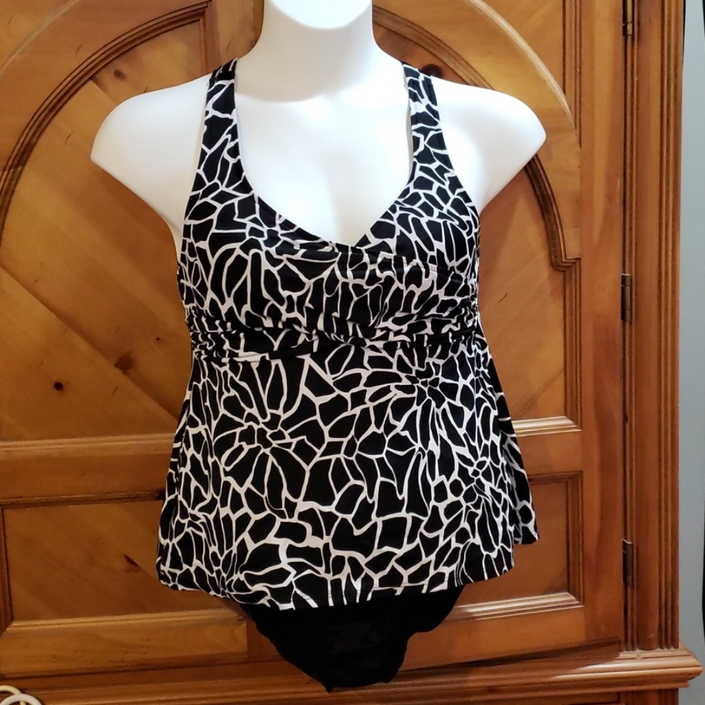 1 piece Black & White maidenform bathing suit
